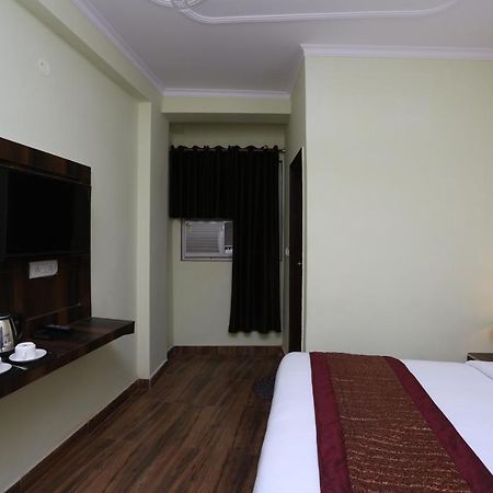 Airport Hotel Ambience Inn New Delhi Exterior photo