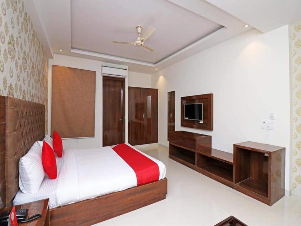 Airport Hotel Ambience Inn New Delhi Exterior photo