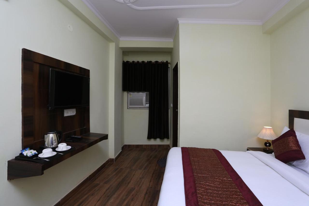 Airport Hotel Ambience Inn New Delhi Exterior photo