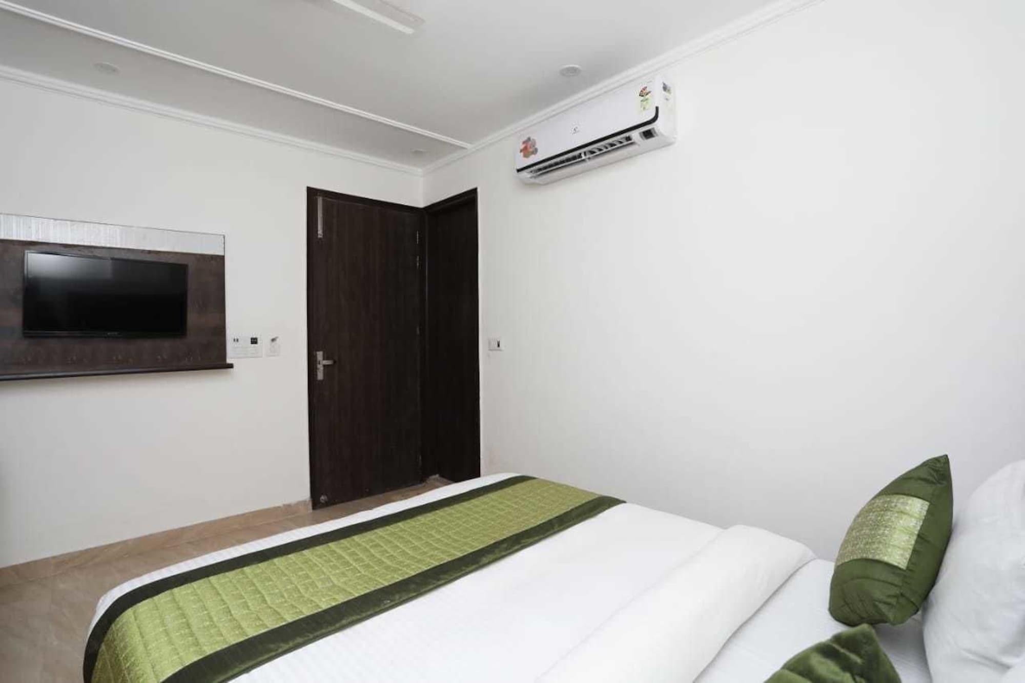 Airport Hotel Ambience Inn New Delhi Exterior photo