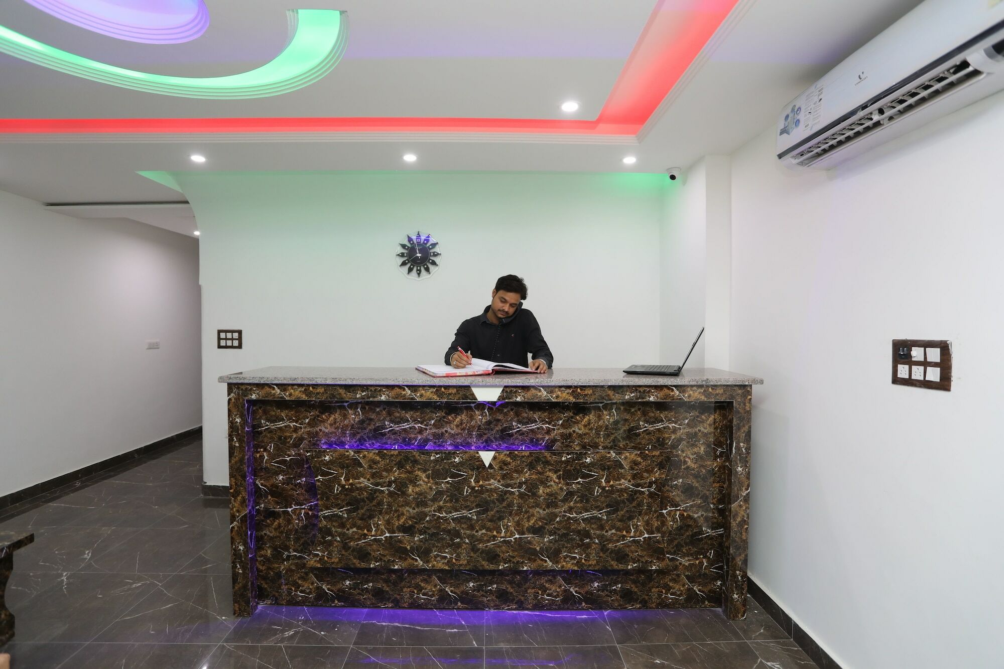 Airport Hotel Ambience Inn New Delhi Exterior photo